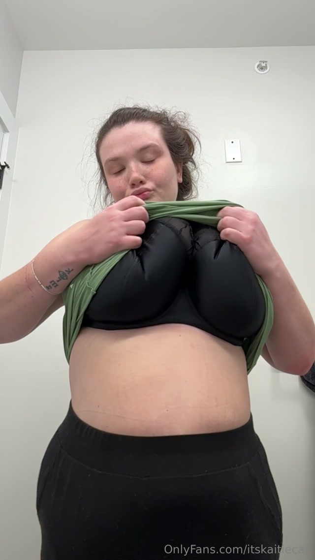 I haven’t done a slo mo vid in so long…. I had to do it🤭. He..